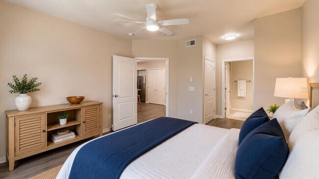 Building Photo - 4142 Central Sarasota Pky
