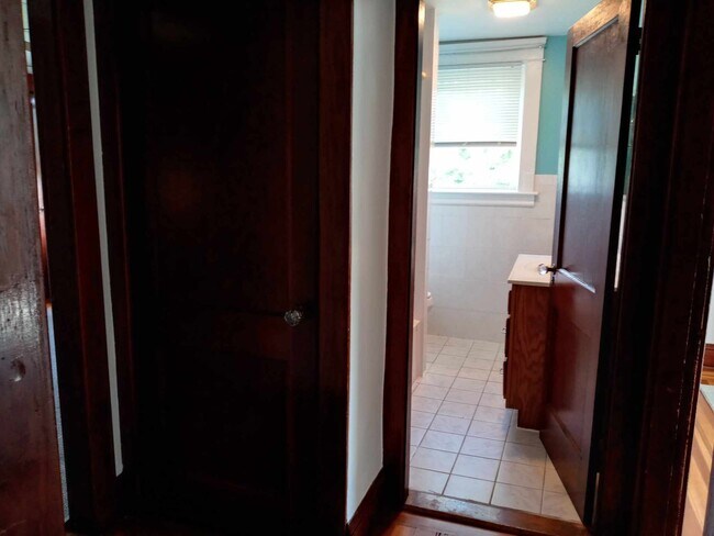 Building Photo - 467 Farmington Ave