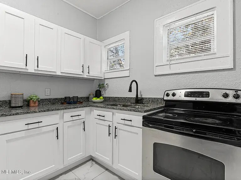 Building Photo - 325 E 63rd St