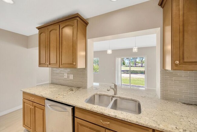 Building Photo - 2 BR, 2 BA Home in the Mainlands on the 18...