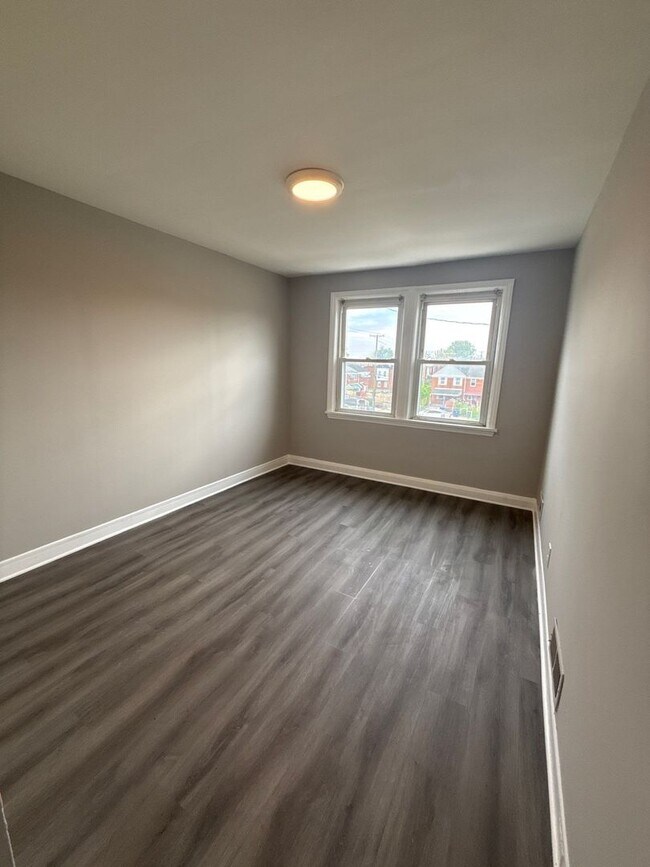 Building Photo - 3527 Parklawn Ave