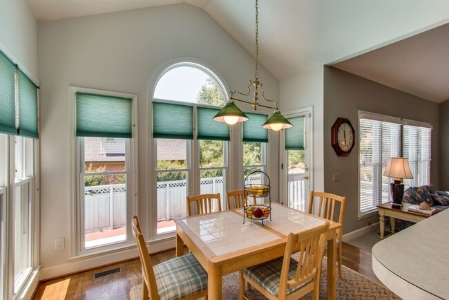 Building Photo - Spacious 4 Bed, 3 Bath Home in Convenientl...