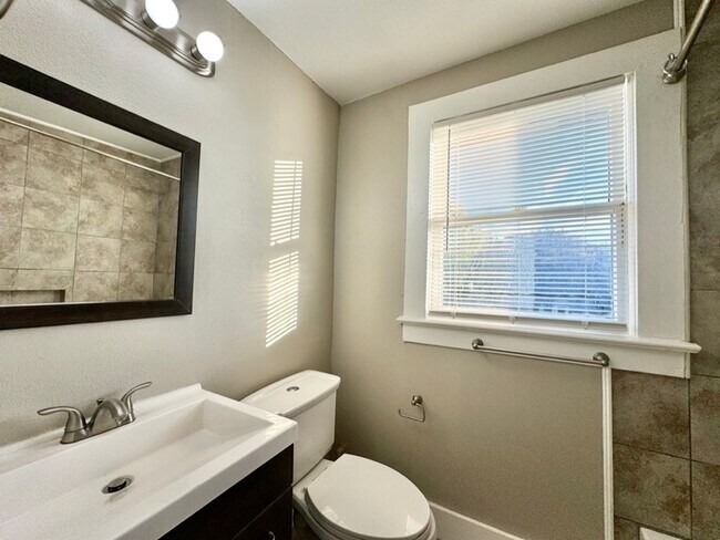 Building Photo - 1-Bedroom, 1-Bath Apartment in Junius Heights