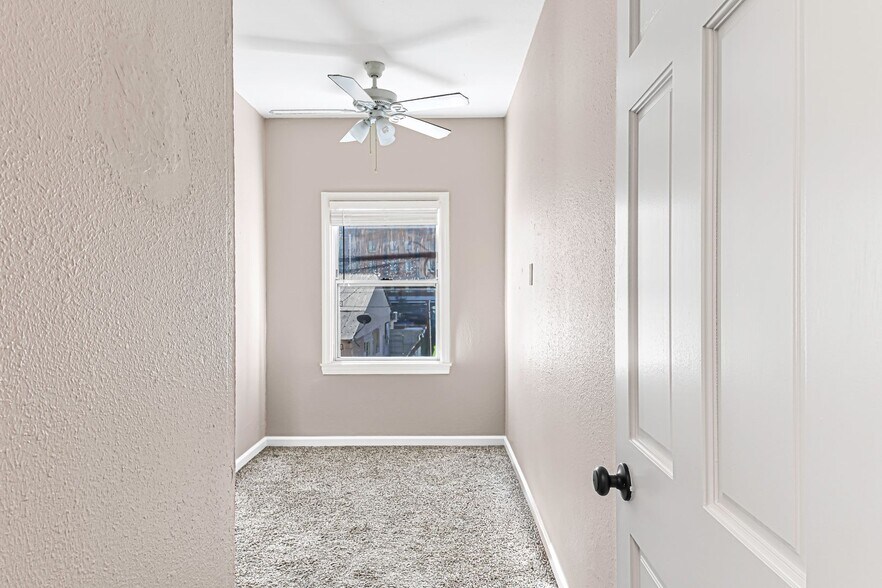 Building Photo - 1324 N Peterson Ave