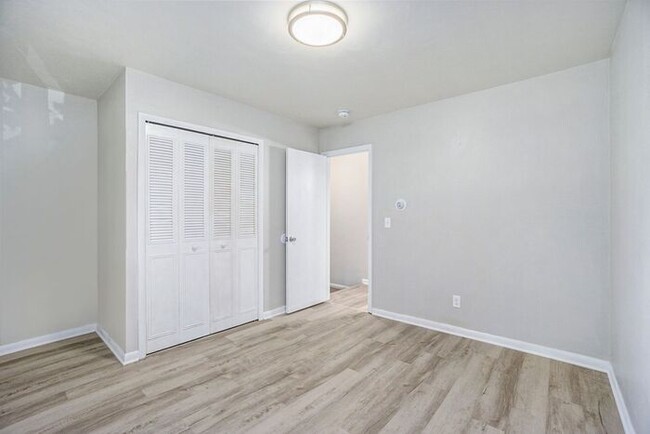 Building Photo - Newly Remodeled 2bed 1 bath duplex in West...