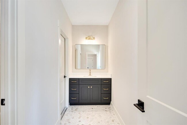 Building Photo - 352 Avon Rd