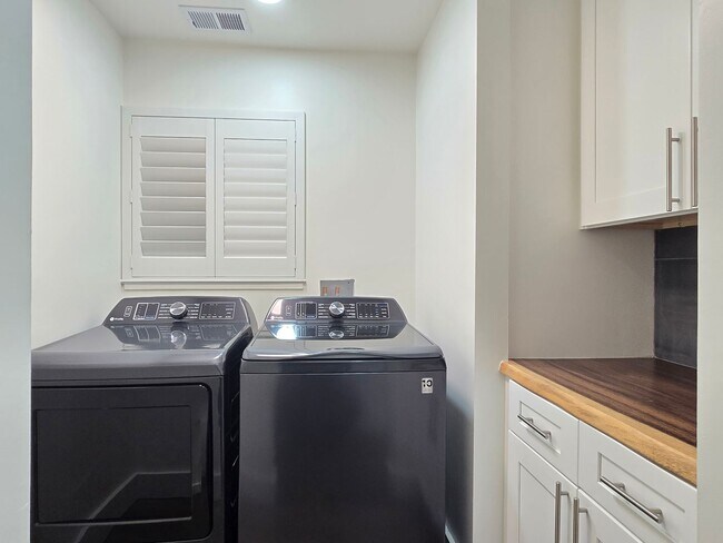 Building Photo - Blossomhillduplex