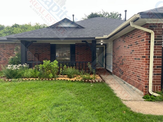 Building Photo - Charming 3 Bedroom