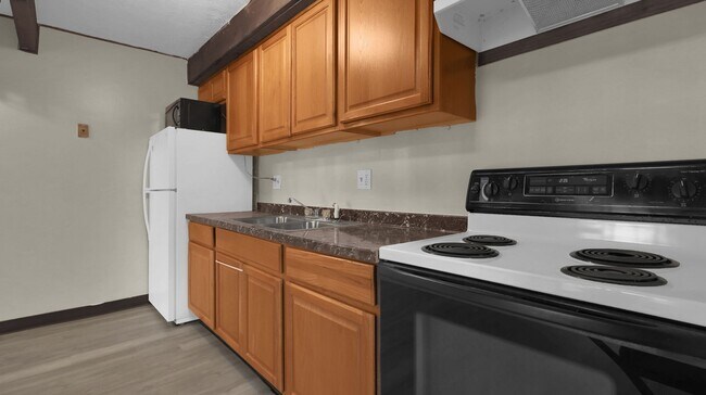 Building Photo - 1 Bedroom Townhouse Apartment