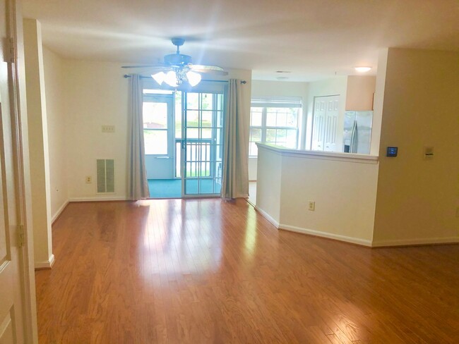 Building Photo - Updated 2 Bedroom Lower Level Condo in Gle...