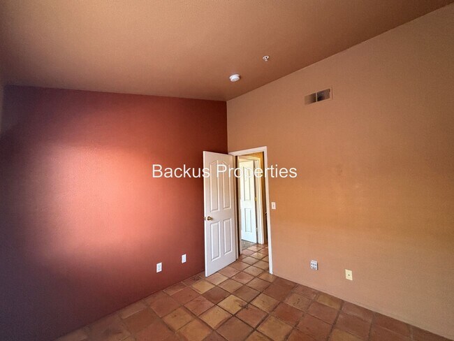 Building Photo - Wonderful two-level home in Creekbridge area