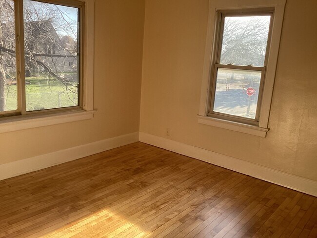 Building Photo - 3 Bedroom Single Family Home