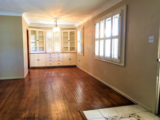 Building Photo - 2 Bed 1.5 Bath | Single Story | Nob Hill Location | Pet Allowed with Restrictions | Large Backyard