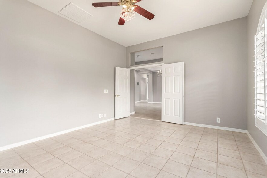 Building Photo - 1515 N Los Alamos Cir