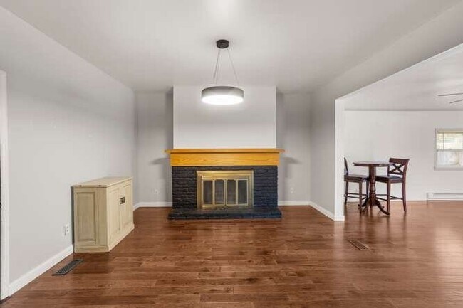 Building Photo - 2305 Glenoak Dr