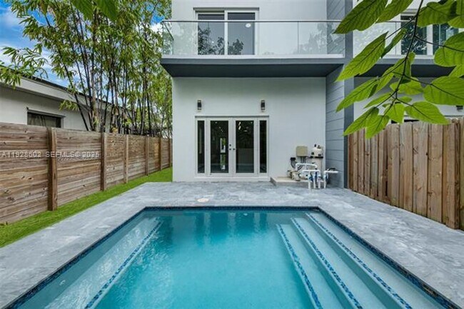 Building Photo - 3142 Carter St