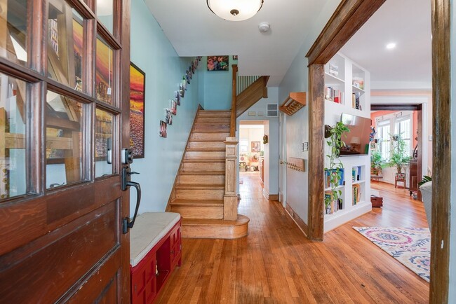Building Photo - Unbeatable Family Home in the City w/ Park...