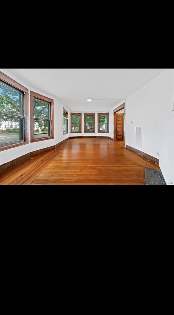 Building Photo - OVERSIZED FIRST FLOOR 3 BEDROOM APARTMENT WITH WASHER/DRYER
