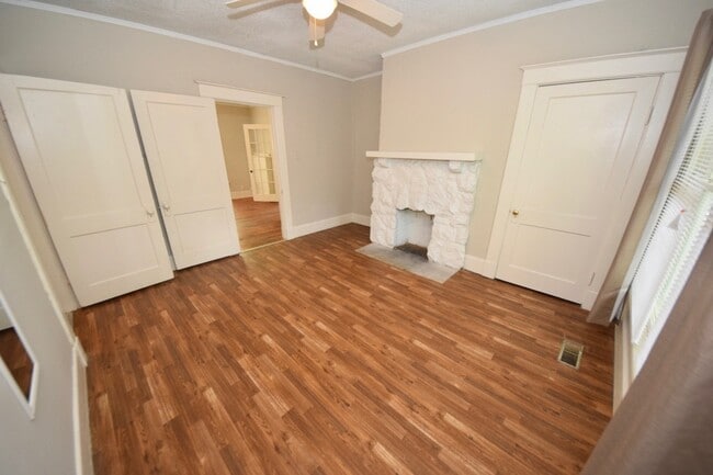 Building Photo - 4 Bed, 2 Bath Near UOM