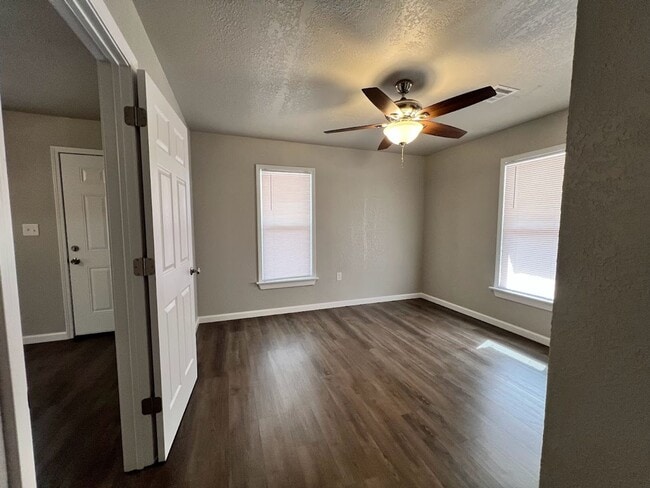 Building Photo - Beautifully Renovated 3 Bed, 1 Bath House