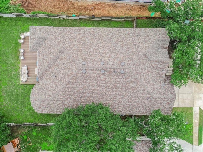 Building Photo - 109 Quiet Oak Rd