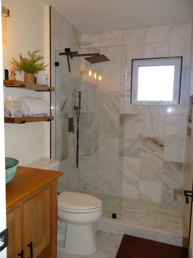 Building Photo - Charming 3-Bed, 2-Bath Pool Home in Desirable Winter Springs