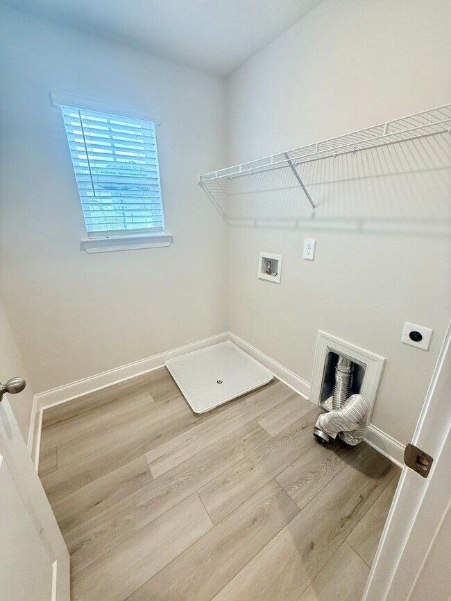 Building Photo - 3 Bed 2.5 Bath House with Garage in Hermitage $2500/mo