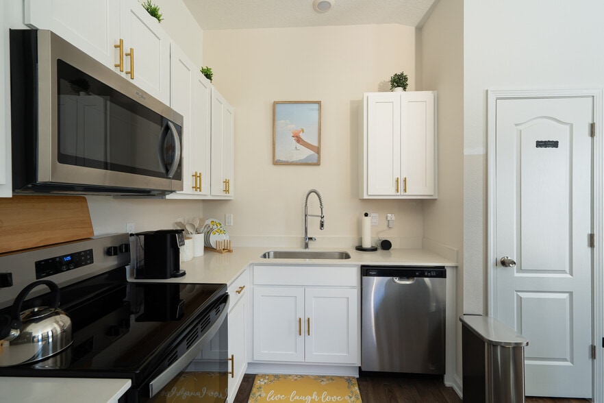 Building Photo - 17 Evermore Ct