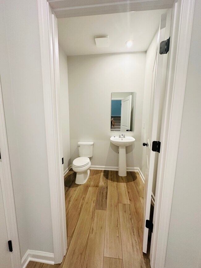 Building Photo - 853 York Aly