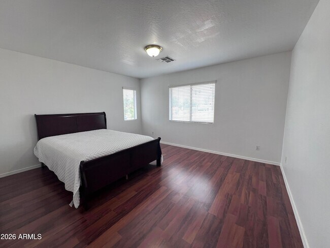 Building Photo - 218 E Sunburst Ln