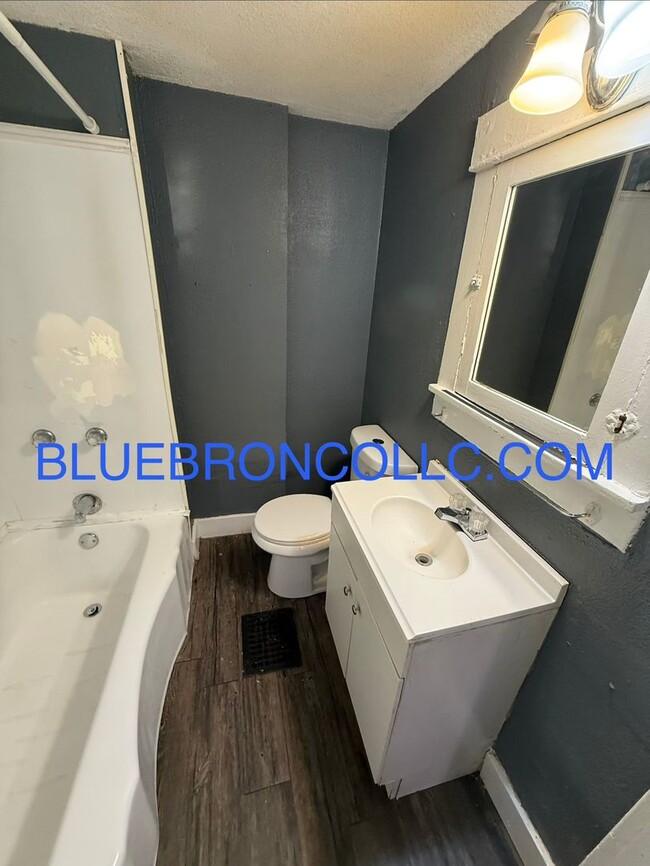 Building Photo - Newly renovated Cute 2 bedroom 1 bathroom home.