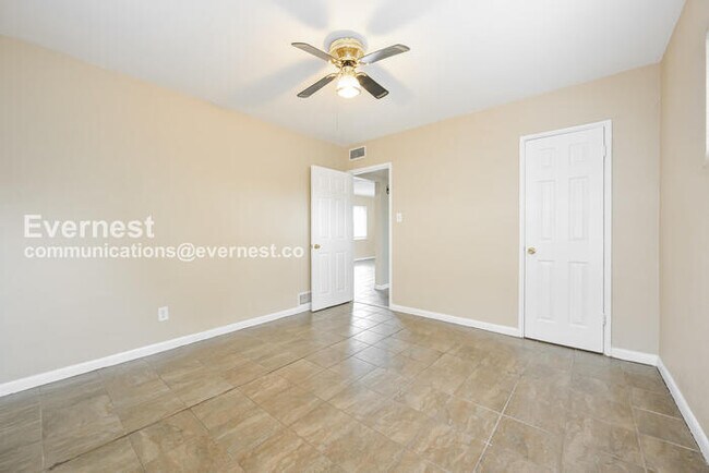 Building Photo - 3 Bed, 2 Bath Home with Fenced Yard / Available Soon!