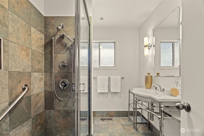 Building Photo - Spacious 4 Bed / 2 Bath Rambler in Edmonds...