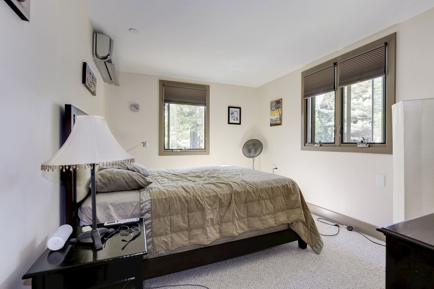 bedroom - 4949 Allan Rd