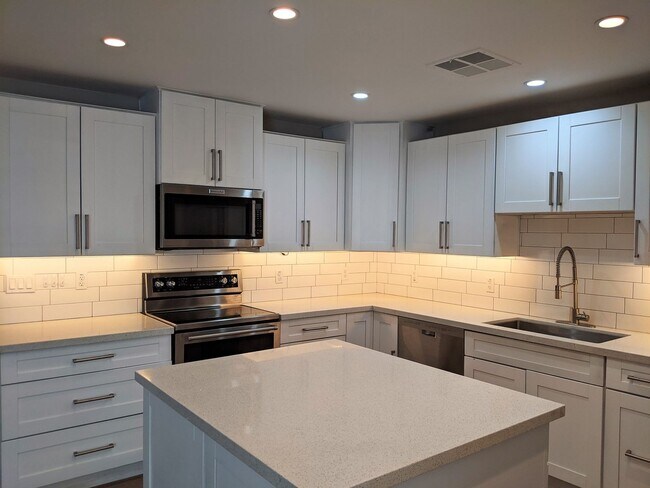 Building Photo - 4 Bedroom Home in Tempe Gardens Near E Sou...