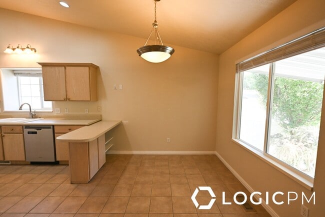 Building Photo - 4616 S Zenia Mdws Ct