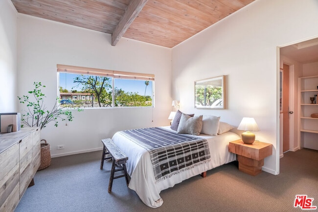 Building Photo - 16798 Charmel Ln