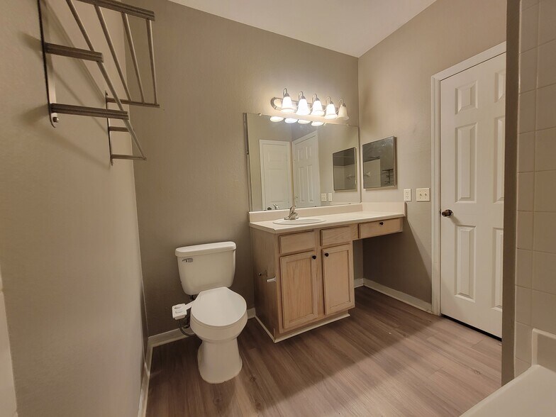 Building Photo - 7800 Point Meadows Dr