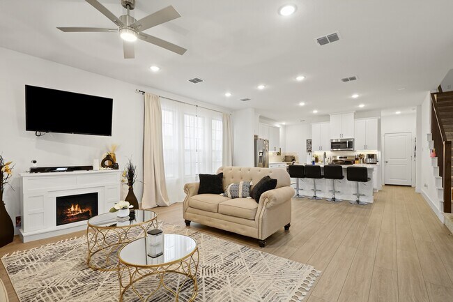 Building Photo - 1013 Carnation Dr
