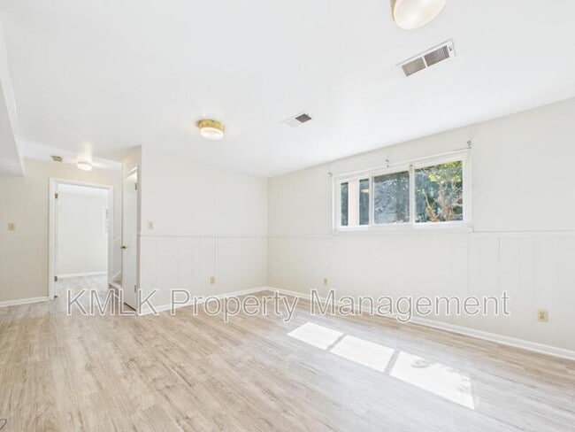 Building Photo - 1323 Hilton Dr
