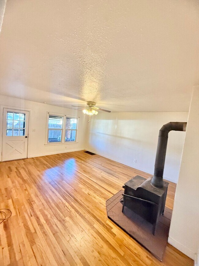 Building Photo - Move in ready home on S Park