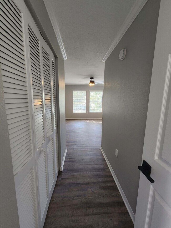 Building Photo - 402 S Willow Ave