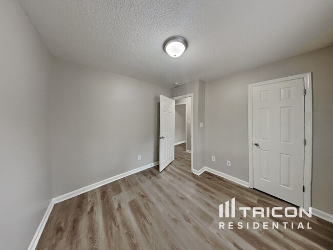 Building Photo - 5945 Presentation St