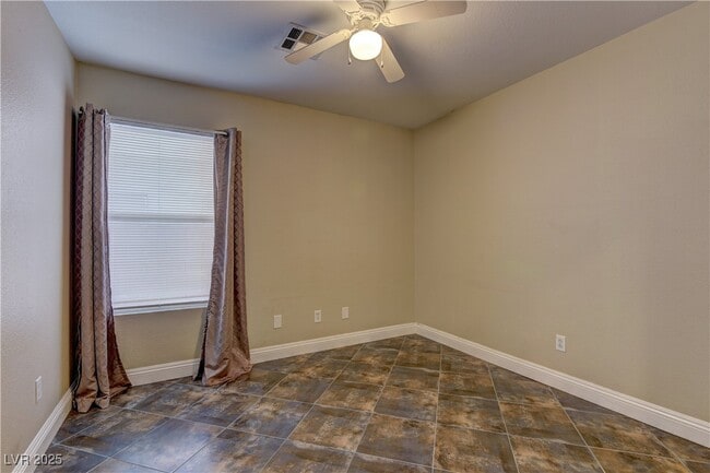 Building Photo - 10530 Lilac Tree Ave