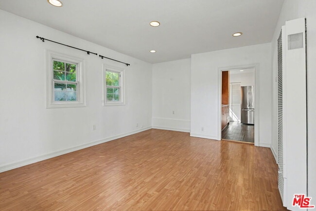 Building Photo - 807 Annan Terrace