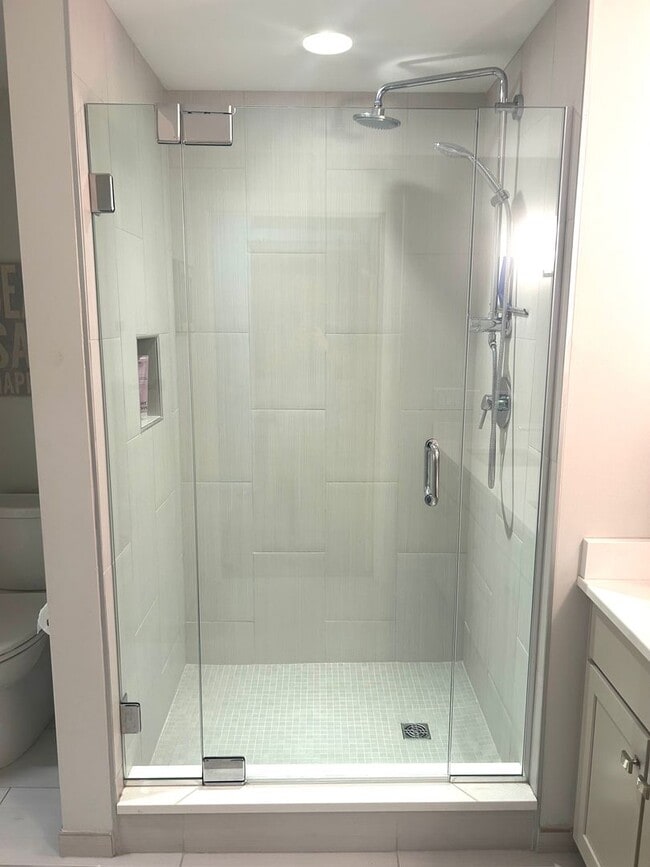 Building Photo - Gorgeous Fully Furnished 2BR/1BA Condo Ava...