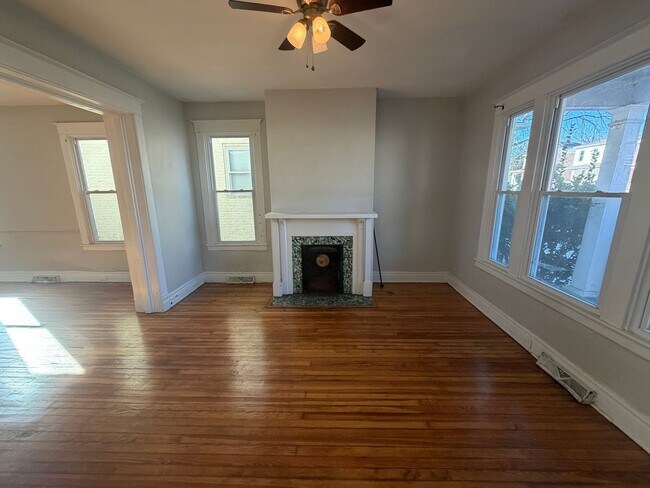 Building Photo - Charming 4bdrm/1.5bth Home Located in Richmond's North Highland Park w/Balcony!!