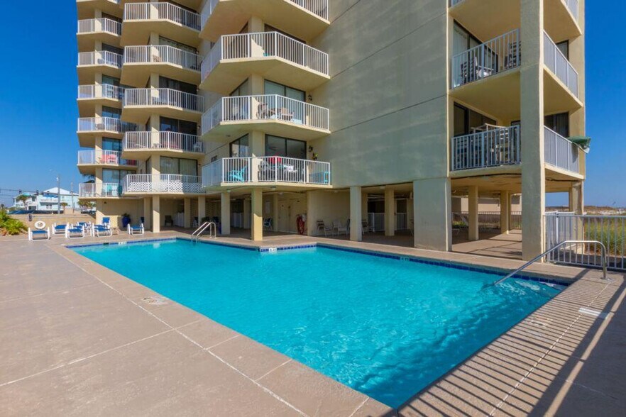 Building Photo - 505 E Beach Blvd