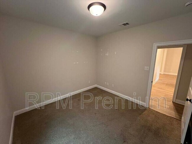 Building Photo - 6212 Lake Edge Dr