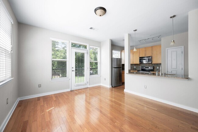 Building Photo - Spacious 3BR/2BA end unit at Bristol West ...